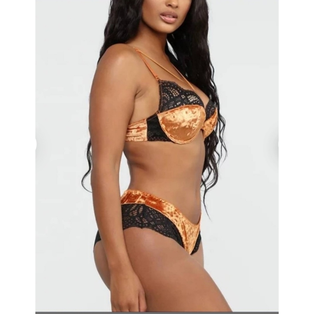Lingerie Set - Picture 2 of 3